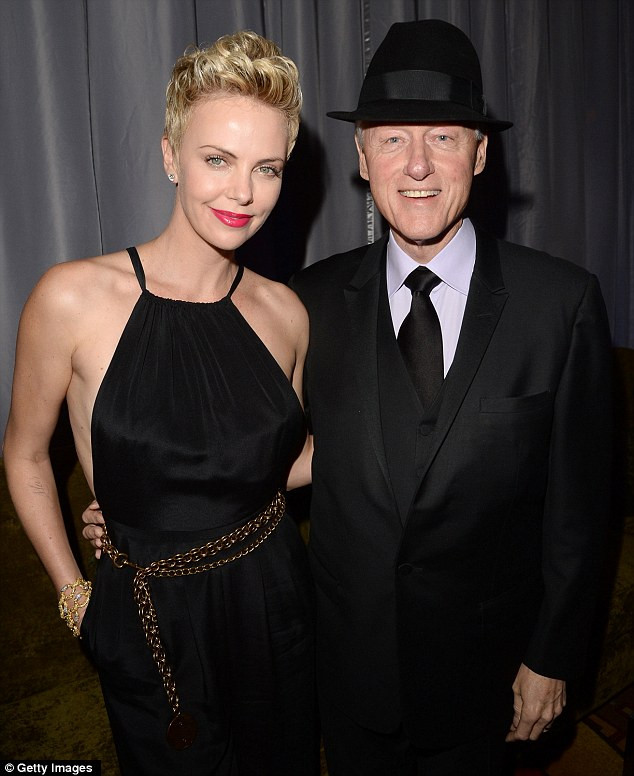 Nữ diễn viên người Nam Phi Charlize Theron và Bill Clinton. Ảnh. Getty Images.