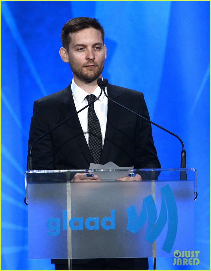 Người nhện Tobey Maguire phát biểu tại GLAAD. Ảnh. Just Jared.