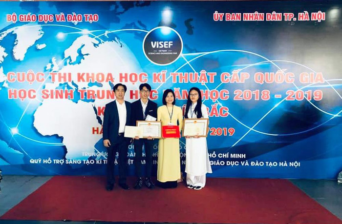 Thầy và trò Trường Trung học phổ thông Kiến An (Hải Phòng) nhận giải tại cuộc thi (Ảnh: CTV) Thầy và trò Trường Trung học phổ thông Kiến An (Hải Phòng) nhận giải tại cuộc thi (Ảnh: CTV)