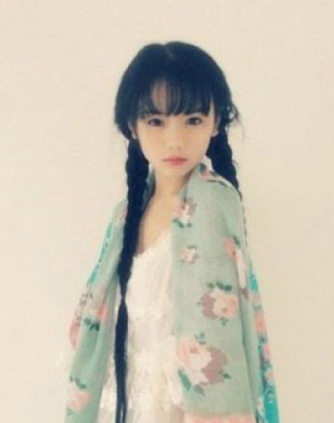 Đôi mắt đen và trong sáng của cô bé được xem là điểm nhấn ấn tượng và giàu sức sống nhất trên gương mặt. Đôi mắt đen và trong sáng của cô bé được xem là điểm nhấn ấn tượng và giàu sức sống nhất trên gương mặt.