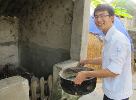 Thái bèo, cho lợn ăn và nấu cơm giúp mẹ là cách giúp thư giãn đầu óc sau giờ học của Thanh.