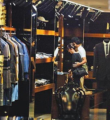 Nam diễn viên Minh Đạo cùng nữ trợ lý lại thường xuyên tỏ ra thân mật không khác gì một cặp đôi. Hai người thường bị bắt gặp tay trong tay đi mua sắm, ăn nhà hàng… dù đứng trước đám đông hay xuất hiện trước báo giới, họp báo… thì cả hai đều tỏ ra thân mật quá mức. Nam diễn viên Minh Đạo cùng nữ trợ lý lại thường xuyên tỏ ra thân mật không khác gì một cặp đôi. Hai người thường bị bắt gặp tay trong tay đi mua sắm, ăn nhà hàng… dù đứng trước đám đông hay xuất hiện trước báo giới, họp báo… thì cả hai đều tỏ ra thân mật quá mức.