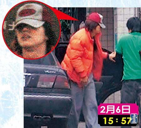 Có phóng viên từng đột nhập vào phòng riêng của nam ca sĩ Ngôn Thừa Húc và phát hiện bên cạnh chiếc giường đôi của nam ca sĩ này có hai bao cao su đã qua sử dụng còn vứt cạnh đó. Trong phòng khách có để hai ly rượu và bên trong vẫn còn ít vang đỏ chưa uống hết. Ở phòng tắm còn xuất hiện không ít đồ của phụ nữ. Điều đặc biệt là trên bàn có vé máy bay của Ngôn Thừa Húc và nữ trợ lý của anh. Điều này khiến nhiều người hiểu cho rằng nam ca sĩ này và nữ trợ lý vẫn thường ngủ chung với nhau như một cặp vợ chồng. Có phóng viên từng đột nhập vào phòng riêng của nam ca sĩ Ngôn Thừa Húc và phát hiện bên cạnh chiếc giường đôi của nam ca sĩ này có hai bao cao su đã qua sử dụng còn vứt cạnh đó. Trong phòng khách có để hai ly rượu và bên trong vẫn còn ít vang đỏ chưa uống hết. Ở phòng tắm còn xuất hiện không ít đồ của phụ nữ. Điều đặc biệt là trên bàn có vé máy bay của Ngôn Thừa Húc và nữ trợ lý của anh. Điều này khiến nhiều người hiểu cho rằng nam ca sĩ này và nữ trợ lý vẫn thường ngủ chung với nhau như một cặp vợ chồng.