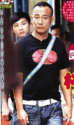 Nam diễn viên Lâm Bảo Di thường bị bắt gặp dẫn theo một cậu trai đi cùng mỗi khi xuất hiện, đương sự thì cho rằng đó chỉ là người trợ lý, nhưng cái mà Lâm Bảo Di gọi là trợ lý thực ra chỉ là cái cớ che mắt cho quan hệ đồng tính của nam diễn viên này. Nam diễn viên Lâm Bảo Di thường bị bắt gặp dẫn theo một cậu trai đi cùng mỗi khi xuất hiện, đương sự thì cho rằng đó chỉ là người trợ lý, nhưng cái mà Lâm Bảo Di gọi là trợ lý thực ra chỉ là cái cớ che mắt cho quan hệ đồng tính của nam diễn viên này.