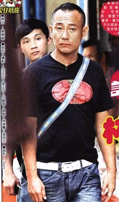 Nam diễn viên Lâm Bảo Di thường bị bắt gặp dẫn theo một cậu trai đi cùng mỗi khi xuất hiện, đương sự thì cho rằng đó chỉ là người trợ lý, nhưng cái mà Lâm Bảo Di gọi là trợ lý thực ra chỉ là cái cớ che mắt cho quan hệ đồng tính của nam diễn viên này. Nam diễn viên Lâm Bảo Di thường bị bắt gặp dẫn theo một cậu trai đi cùng mỗi khi xuất hiện, đương sự thì cho rằng đó chỉ là người trợ lý, nhưng cái mà Lâm Bảo Di gọi là trợ lý thực ra chỉ là cái cớ che mắt cho quan hệ đồng tính của nam diễn viên này.