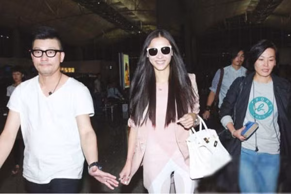 Trương Bá Chi cùng 2 trợ lý nam và một trợ lý nữ xuất hiện tại sân bay, trong số họ sẽ có một trợ lý nam luôn có nhiệm vụ đi đầu để gạt các phóng viên và không cho họ chụp ảnh cũng như làm bức bình phong cho Trương Bá Chi khỏi sự quấy rối của phóng viên cũng như người hâm mộ thái quá. Trương Bá Chi cùng 2 trợ lý nam và một trợ lý nữ xuất hiện tại sân bay, trong số họ sẽ có một trợ lý nam luôn có nhiệm vụ đi đầu để gạt các phóng viên và không cho họ chụp ảnh cũng như làm bức bình phong cho Trương Bá Chi khỏi sự quấy rối của phóng viên cũng như người hâm mộ thái quá.