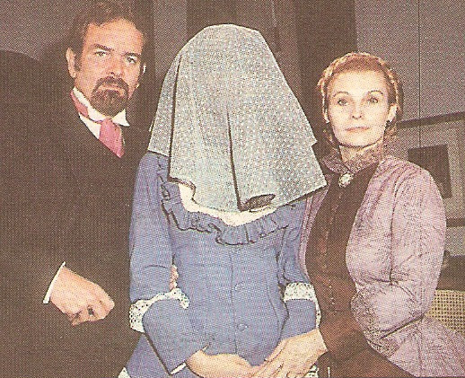 Ana Luísa Teixeira luôn phải đeo mạng che mặt từ khi còn là một cô bé con. Ana Luísa Teixeira luôn phải đeo mạng che mặt từ khi còn là một cô bé con.