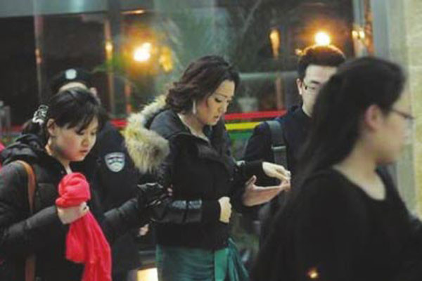 Hoa đán Củng Lợi và những người trợ lý đắc lực luôn sát sao đi bên cạnh nữ chủ nhân. Với địa vị là một nữ minh tinh hàng đầu vì vậy mà số tiền mà trợ lý của Củng Lợi hưởng cũng phải gấp hai gấp ba lần các sao khác. Hoa đán Củng Lợi và những người trợ lý đắc lực luôn sát sao đi bên cạnh nữ chủ nhân. Với địa vị là một nữ minh tinh hàng đầu vì vậy mà số tiền mà trợ lý của Củng Lợi hưởng cũng phải gấp hai gấp ba lần các sao khác.