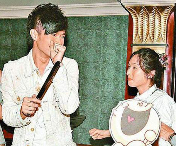 Nam ca sĩ Cổ Cự Cơ đã gia nhập làng giải trí được gần 20 năm, đồng hành với anh là nữ trợ lý Lorraine cũng đã đi cùng anh hơn 17 năm trời, điều này đủ thấy sự gắn bó giữa Cổ Cự Cơ và nữ trợ lý này lâu bền đến mức nào. Năm 2008, khi Cổ Cự Cơ nhận giải nam ca sĩ được yêu thích nhất, anh đã thổ lộ lòng biết ơn đối với Lorraine, tuy hai người luôn phủ nhận chuyện tình cảm giữa họ nhưng ai cũng biết giữa họ không chỉ là quan hệ sao – trợ lý đơn thuần. Nam ca sĩ Cổ Cự Cơ đã gia nhập làng giải trí được gần 20 năm, đồng hành với anh là nữ trợ lý Lorraine cũng đã đi cùng anh hơn 17 năm trời, điều này đủ thấy sự gắn bó giữa Cổ Cự Cơ và nữ trợ lý này lâu bền đến mức nào. Năm 2008, khi Cổ Cự Cơ nhận giải nam ca sĩ được yêu thích nhất, anh đã thổ lộ lòng biết ơn đối với Lorraine, tuy hai người luôn phủ nhận chuyện tình cảm giữa họ nhưng ai cũng biết giữa họ không chỉ là quan hệ sao – trợ lý đơn thuần.