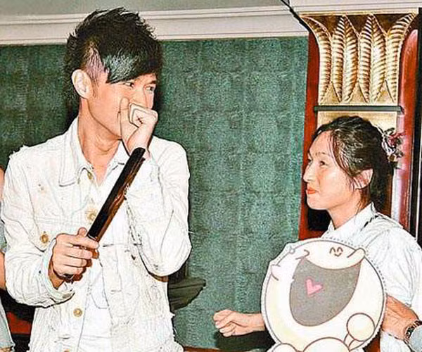 Nam ca sĩ Cổ Cự Cơ đã gia nhập làng giải trí được gần 20 năm, đồng hành với anh là nữ trợ lý Lorraine cũng đã đi cùng anh hơn 17 năm trời, điều này đủ thấy sự gắn bó giữa Cổ Cự Cơ và nữ trợ lý này lâu bền đến mức nào. Năm 2008, khi Cổ Cự Cơ nhận giải nam ca sĩ được yêu thích nhất, anh đã thổ lộ lòng biết ơn đối với Lorraine, tuy hai người luôn phủ nhận chuyện tình cảm giữa họ nhưng ai cũng biết giữa họ không chỉ là quan hệ sao – trợ lý đơn thuần. Nam ca sĩ Cổ Cự Cơ đã gia nhập làng giải trí được gần 20 năm, đồng hành với anh là nữ trợ lý Lorraine cũng đã đi cùng anh hơn 17 năm trời, điều này đủ thấy sự gắn bó giữa Cổ Cự Cơ và nữ trợ lý này lâu bền đến mức nào. Năm 2008, khi Cổ Cự Cơ nhận giải nam ca sĩ được yêu thích nhất, anh đã thổ lộ lòng biết ơn đối với Lorraine, tuy hai người luôn phủ nhận chuyện tình cảm giữa họ nhưng ai cũng biết giữa họ không chỉ là quan hệ sao – trợ lý đơn thuần.