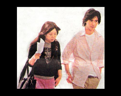 Châu Du Dân và Đại S Từ Hy Viên từng làm xôn xao truyền thông về tình yêu của cặp đôi thần tượng, sau khi chia tay, hình ảnh Đại S vẫn luôn đau đáu trong trái tim của chàng ca sĩ nhóm F4. Thế nhưng truyền thông Đài Loan lại từng tiết lộ, sau Đại S thì nữ trợ lý Tiểu Diễm mới là bạn gái chính thức của Châu Du Dân. Châu Du Dân và Đại S Từ Hy Viên từng làm xôn xao truyền thông về tình yêu của cặp đôi thần tượng, sau khi chia tay, hình ảnh Đại S vẫn luôn đau đáu trong trái tim của chàng ca sĩ nhóm F4. Thế nhưng truyền thông Đài Loan lại từng tiết lộ, sau Đại S thì nữ trợ lý Tiểu Diễm mới là bạn gái chính thức của Châu Du Dân.