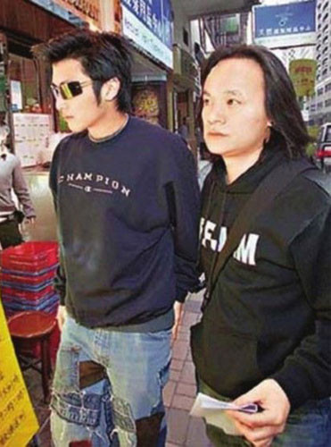 Nam trợ lý của Tạ Đình Phong được coi là một mẫu trợ lý tiêu tiểu cho những ai làm trợ lý của người nổi tiếng. Được Tạ Đình Phong coi như người anh em kết nghĩa, nam trợ lý có chỉ số EQ khá cao này luôn được nam diễn viên họ Tạ tín nhiệm và thực hiện tốt trước mọi tình huống, đặc biệt là khi quan hệ hôn nhân giữa Tạ Đình Phong và Trương Bá Chi có dấu hiệu dạn nứt, công lớn không thể không nhắc đến sự dàn xếp của nam trợ lý này. Nam trợ lý của Tạ Đình Phong được coi là một mẫu trợ lý tiêu tiểu cho những ai làm trợ lý của người nổi tiếng. Được Tạ Đình Phong coi như người anh em kết nghĩa, nam trợ lý có chỉ số EQ khá cao này luôn được nam diễn viên họ Tạ tín nhiệm và thực hiện tốt trước mọi tình huống, đặc biệt là khi quan hệ hôn nhân giữa Tạ Đình Phong và Trương Bá Chi có dấu hiệu dạn nứt, công lớn không thể không nhắc đến sự dàn xếp của nam trợ lý này.