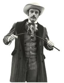 Ông chủ Coronel Ferreira luôn thường trực chiếc roi dây trên tay để trừng phạt bất kỳ người nô lệ da đen nào trái ý ông ta. Ông chủ Coronel Ferreira luôn thường trực chiếc roi dây trên tay để trừng phạt bất kỳ người nô lệ da đen nào trái ý ông ta.