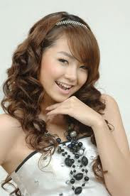 Minh Hằng thời vẫn còn là "bé mập". Lúc này, nữ ca sĩ kiêm diễn viên xinh xắn đã rất thích đeo bờm. Minh Hằng thời vẫn còn là "bé mập". Lúc này, nữ ca sĩ kiêm diễn viên xinh xắn đã rất thích đeo bờm.