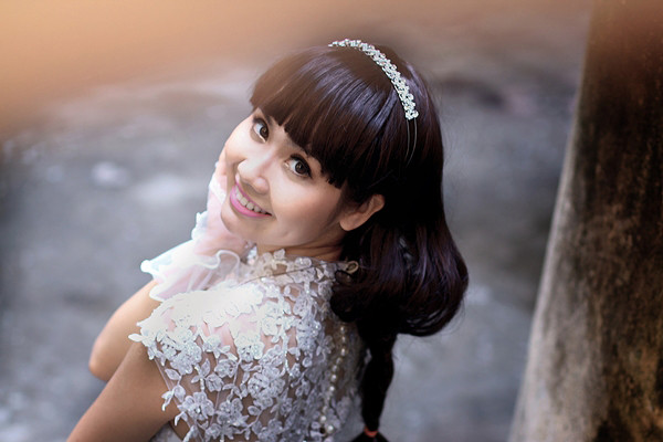 Huyền Lizzie điểm tô cho mái tóc với bờm hoa kết đá cườm. Huyền Lizzie điểm tô cho mái tóc với bờm hoa kết đá cườm.