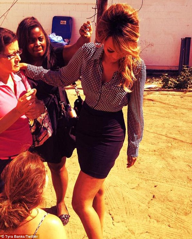 Khi còn là một thanh nữ, Tyra Banks nổi tiếng là một siêu mẫu sở hữu thân hình chuẩn với những đường cong hoàn hảo. Nhưng cùng với tuổi tác cũng như vai trò host của America's Next Top Model suốt mấy chục năm đã biến cơ thể một siêu mẫu trở nên sồ sề và phì nhiêu.