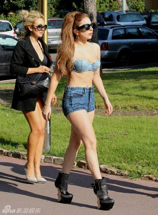 Nhưng phong cách Lady Gaga thì không thể lẫn vào đâu khi cô diện độc chiếc áo ngực và quần short đều bằng chất liệu jeans. Nhưng phong cách Lady Gaga thì không thể lẫn vào đâu khi cô diện độc chiếc áo ngực và quần short đều bằng chất liệu jeans.
