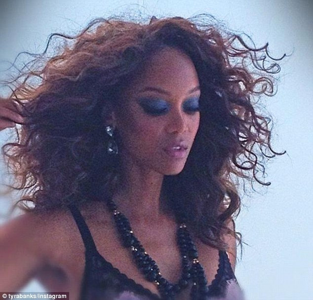 Và khi trở lại, Tyra Banks đúng là đã "lợi hại hơn xưa" với hình ảnh mới nhất do nhiếp ảnh gia Mark Liddel thực hiện.