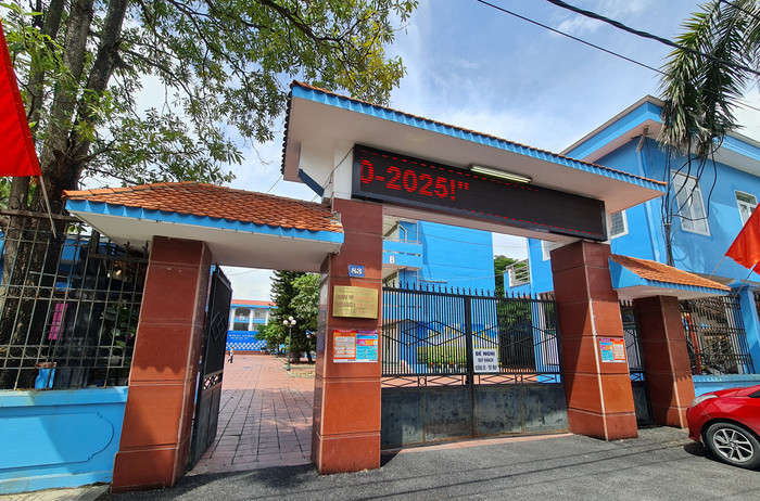 Hiệu trưởng Trường Trung học phổ thông Hoàng Quốc Việt và phụ huynh, ai gian dối? (Ảnh: LT) Hiệu trưởng Trường Trung học phổ thông Hoàng Quốc Việt và phụ huynh, ai gian dối? (Ảnh: LT)