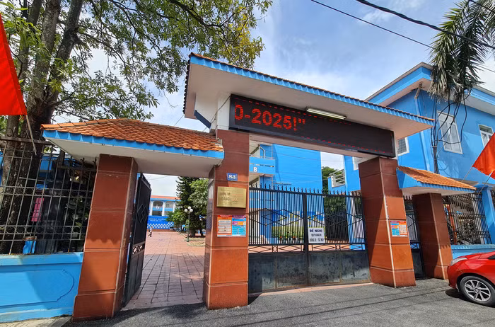 Hiệu trưởng Trường Trung học phổ thông Hoàng Quốc Việt và phụ huynh, ai gian dối? (Ảnh: LT) Hiệu trưởng Trường Trung học phổ thông Hoàng Quốc Việt và phụ huynh, ai gian dối? (Ảnh: LT)