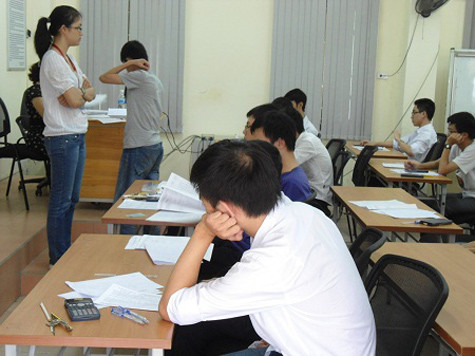 Giám thị muốn được coi thi phải ăn mặc "kín đáo". Giám thị muốn được coi thi phải ăn mặc "kín đáo".