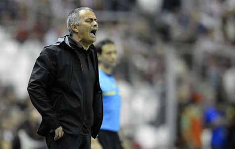 Ngoài tài năng và thành tích lẫy lừng, Mourinho còn nổi tiếng với cách hành xử thiếu tôn trọng đối với HLV đối phương.