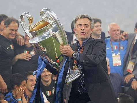 Chiếc Cup Champions League thứ hai thời dẫn dắt Inter đã đưa Mourinho sánh ngang nhiều HLV huyền thoại như Alex Ferguson, Ernst Happel.