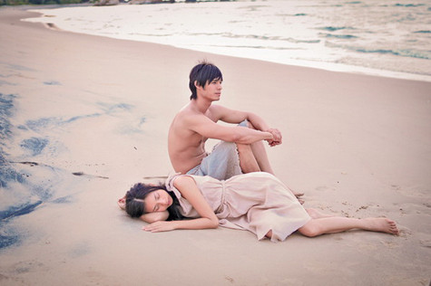 Ngô Thanh Vân hóa thân thành một cô gái 19 tuổi, có vẻ đẹp hoang sơ, sống cùng anh trai trên một hòn đảo hoang. Cô luôn bị ám ảnh về tình yêu và giới tính, muốn được giải tỏa nhưng không thể vì người đàn ông duy nhất trên đảo lại là anh trai của mình. Ngô Thanh Vân hóa thân thành một cô gái 19 tuổi, có vẻ đẹp hoang sơ, sống cùng anh trai trên một hòn đảo hoang. Cô luôn bị ám ảnh về tình yêu và giới tính, muốn được giải tỏa nhưng không thể vì người đàn ông duy nhất trên đảo lại là anh trai của mình.