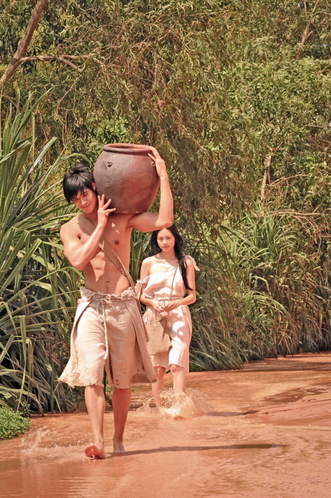 Trong phim “Ngọc viễn đông”, Ngô Thanh Vân tham gia ở chương ba, có tên gọi “Trăng huyết”. Đóng cặp với Ngô Thanh Vân là chàng diễn viên điển trai Kris Duangphung, người Đức gốc Thái. Trong phim “Ngọc viễn đông”, Ngô Thanh Vân tham gia ở chương ba, có tên gọi “Trăng huyết”. Đóng cặp với Ngô Thanh Vân là chàng diễn viên điển trai Kris Duangphung, người Đức gốc Thái.