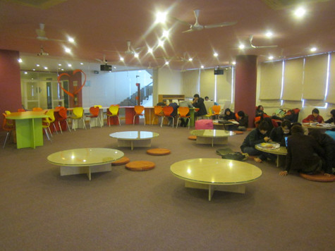 Tầng 6 mang âm hưởng du dương cũng những bộ bàn ghế rực rỡ sắc màu cam, xanh, những chiếc ghế tựa cách điệu, một sự lãng mạn mà bất kỳ ai cũng không thể chối từ với tên gọi “ My love My love” Tầng 6 mang âm hưởng du dương cũng những bộ bàn ghế rực rỡ sắc màu cam, xanh, những chiếc ghế tựa cách điệu, một sự lãng mạn mà bất kỳ ai cũng không thể chối từ với tên gọi “ My love My love”