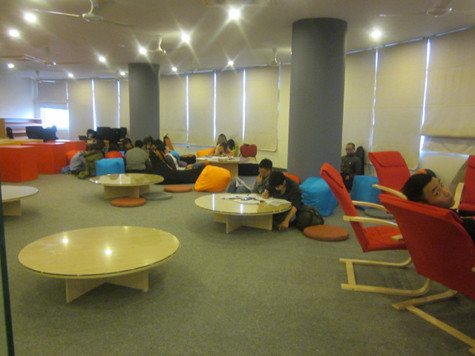 Còn đây là phong cách của tầng 5 “My life My Life”, độc đáo và lạ mắt với tông màu chủ đạo là màu da cam nổi bật, ấm áp tạo nên sự kỳ diệu trong phòng học. Còn đây là phong cách của tầng 5 “My life My Life”, độc đáo và lạ mắt với tông màu chủ đạo là màu da cam nổi bật, ấm áp tạo nên sự kỳ diệu trong phòng học.