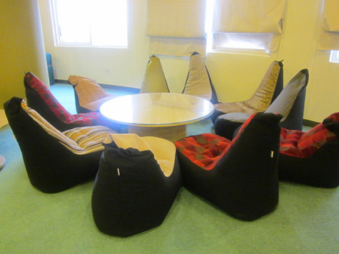 Màu xanh vàng là tong màu chủ đạo của phòng học tầng 7, những chiếc cột to cũng là chỗ tựa lưng ấm áp, màu sắc hài hòa cũng những bộ ban ghế được thiết kế theo kiểu họp hội nghị, thích hợp cho những ai học theo nhóm, sôi nổi thảo luận Màu xanh vàng là tong màu chủ đạo của phòng học tầng 7, những chiếc cột to cũng là chỗ tựa lưng ấm áp, màu sắc hài hòa cũng những bộ ban ghế được thiết kế theo kiểu họp hội nghị, thích hợp cho những ai học theo nhóm, sôi nổi thảo luận