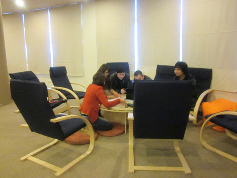 Phong cách mới lạ của tầng 4 với tên gọi “My way My way” là những chiếc ghế tựa cách điệu, những chiếc ghế đệm êm, những chiếc bàn tròn có gối tựa lưng mang lại cảm giác thoải mái, bớt căng thẳng trong việc học Phong cách mới lạ của tầng 4 với tên gọi “My way My way” là những chiếc ghế tựa cách điệu, những chiếc ghế đệm êm, những chiếc bàn tròn có gối tựa lưng mang lại cảm giác thoải mái, bớt căng thẳng trong việc học