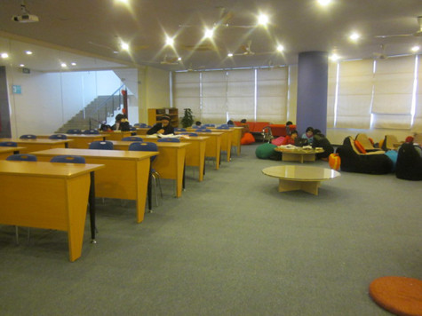 Phòng học “tình yêu” được trang trí đẹp mắt, không gian lãng mạn, thiết kế ở 5 tầng giữa của tòa nhà, cuối phòng học mỗi tầng từ tầng 3 lên tầng 7 đều có một phòng học tự chọn, mỗi tầng có một tên riêng, thiết kế riêng, tạo nên sự khác biệt Phòng học “tình yêu” được trang trí đẹp mắt, không gian lãng mạn, thiết kế ở 5 tầng giữa của tòa nhà, cuối phòng học mỗi tầng từ tầng 3 lên tầng 7 đều có một phòng học tự chọn, mỗi tầng có một tên riêng, thiết kế riêng, tạo nên sự khác biệt