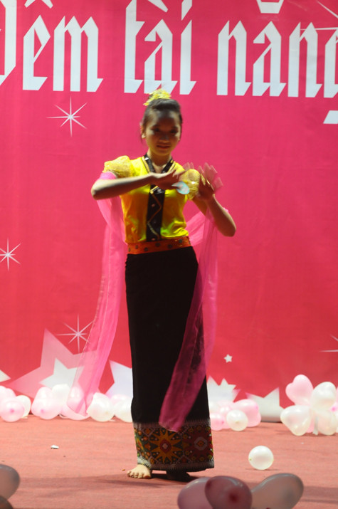 Nữ sinh dân tộc Thái Vi Thị Nụi uyển chuyển “Thiếu nữ Thái ngày xuân” Nữ sinh dân tộc Thái Vi Thị Nụi uyển chuyển “Thiếu nữ Thái ngày xuân”