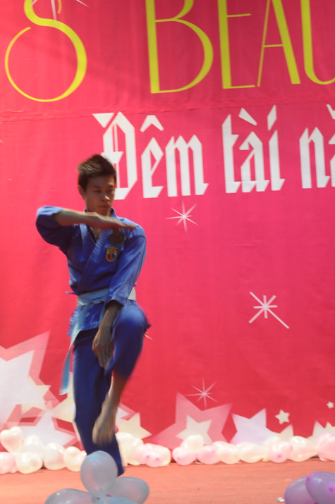 Văn Dũng mạnh mẽ trong các đường quyền Vovinam Văn Dũng mạnh mẽ trong các đường quyền Vovinam