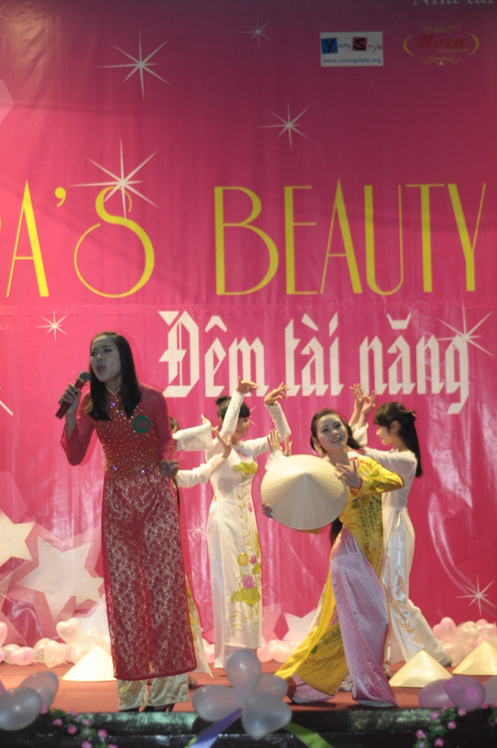 Trần Trang thướt tha với Huế-tình yêu của tôi Trần Trang thướt tha với Huế-tình yêu của tôi