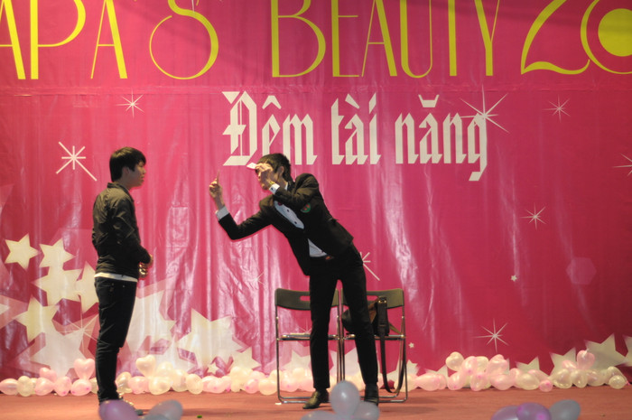 Chỉ vào thao tác, tờ giấy trắng biến thành đồng tiền Chỉ vào thao tác, tờ giấy trắng biến thành đồng tiền