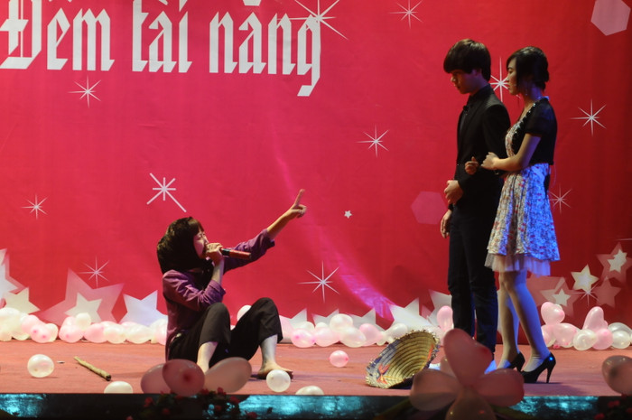 Các nam, nữ sinh viên, những gương mặt rạng ngời của Học viện hành chính đã thể hiện hết mình những tài năng phong phú, tranh tài để có mặt trong Đêm chung kết diễn ra vào ngày 18.3 tới đây. Cô ăn mày Nguyễn Dung khiến khán giả cười vỡ bụng. Các nam, nữ sinh viên, những gương mặt rạng ngời của Học viện hành chính đã thể hiện hết mình những tài năng phong phú, tranh tài để có mặt trong Đêm chung kết diễn ra vào ngày 18.3 tới đây. Cô ăn mày Nguyễn Dung khiến khán giả cười vỡ bụng.