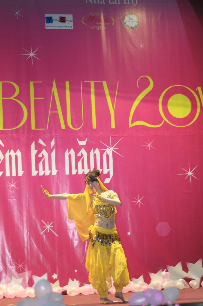 Lan Hương và tiết mục múa Ấn Độ Lan Hương và tiết mục múa Ấn Độ