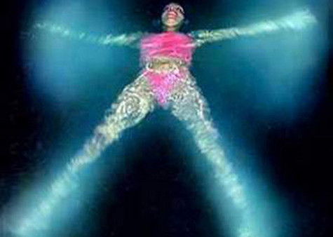 Người có khả năng tự phát sáng (Ảnh minh họa) Người có khả năng tự phát sáng (Ảnh minh họa)