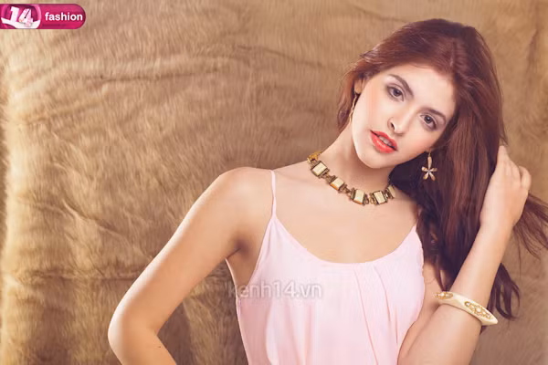 Tuy nhiên, dự dạ tiệc đòi hỏi bạn phải tạo được điểm nhấn đặc biệt, sự nồng nàn quyến rũ. (Ảnh: kenh14) Xem thêm: 7 nguyên tắc vàng giúp trang điểm đẹp/ Nghệ thuật chăm sóc da trắng mịn.
