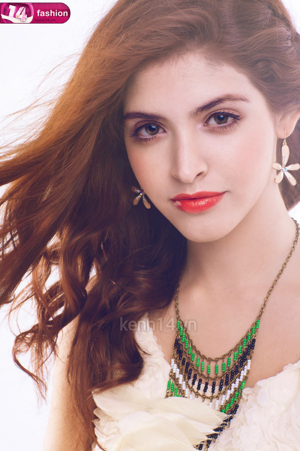 Bạn cũng đừng quên lựa đôi mi giả có độ dày và cong ưng ý để điểm tô thêm cho đôi mắt. Một hàng mi cong rợp bóng bao giờ cũng dễ tạo sức hút hơn là một hàng mi ngắn và thưa. (Ảnh: kenh14) Xem thêm: 7 nguyên tắc vàng giúp trang điểm đẹp/ Nghệ thuật chăm sóc da trắng mịn. Bạn cũng đừng quên lựa đôi mi giả có độ dày và cong ưng ý để điểm tô thêm cho đôi mắt. Một hàng mi cong rợp bóng bao giờ cũng dễ tạo sức hút hơn là một hàng mi ngắn và thưa. (Ảnh: kenh14) Xem thêm: 7 nguyên tắc vàng giúp trang điểm đẹp/ Nghệ thuật chăm sóc da trắng mịn.