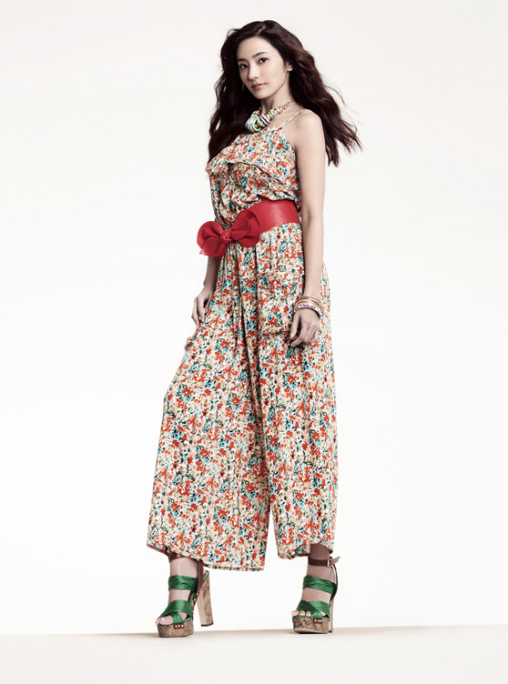 Lạ lẫm, thời thượng với style áo liền quần dáng thụng. Nếu bạn sở hữu vóc dáng mảnh mai, hãy mạnh dạn diện style này cho buổi hẹn hò cuối tuần nhé. (Ảnh: Baidu) Xem thêm: Váy áo tuyệt xinh đón hè 2012 / Sơ mi cho quý cô công sở. Lạ lẫm, thời thượng với style áo liền quần dáng thụng. Nếu bạn sở hữu vóc dáng mảnh mai, hãy mạnh dạn diện style này cho buổi hẹn hò cuối tuần nhé. (Ảnh: Baidu) Xem thêm: Váy áo tuyệt xinh đón hè 2012 / Sơ mi cho quý cô công sở.