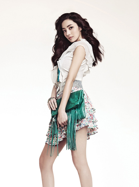 Áo sơ mi đi kèm chân váy hoa bồng bềnh, chắc chắn bạn sẽ trở thành tâm điểm chú ý của mọi người. Ai có thể làm ngơ trước một cô gái đáng yêu, xinh xắn nhường này. (Ảnh: Baidu) Xem thêm: Váy áo tuyệt xinh đón hè 2012 / Sơ mi cho quý cô công sở. Áo sơ mi đi kèm chân váy hoa bồng bềnh, chắc chắn bạn sẽ trở thành tâm điểm chú ý của mọi người. Ai có thể làm ngơ trước một cô gái đáng yêu, xinh xắn nhường này. (Ảnh: Baidu) Xem thêm: Váy áo tuyệt xinh đón hè 2012 / Sơ mi cho quý cô công sở.