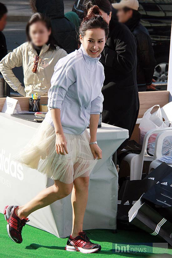 Jo Yeo Jung ngại ngùng váy ngắn. (Ảnh: xz) Xem thêm: Thời trang Sao/ Phong cách Phạm Băng Băng.