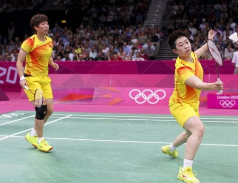 Cặp đôi cầu lông nữ số 1 thế giới Vu Dương, Vương Hiểu Lý bị Liên đoàn Olympic hủy bỏ tư cách thi đấu do gian lận cũng như không thi đấu hết mình. Theo đó, các cặp đấu Trung Quốc 1 - Hàn Quốc 1 và Indonesia - Hàn Quốc 2 đã diễn một vở kịch dở tệ trước hàng nghìn khán giả có mặt tại nhà thi đấu Wembley Arena. Không cặp đôi nào muốn thắng nhằm tránh đụng độ cường địch ở tứ kết. Trận Trung Quốc 1 (đương kim vô địch) gặp Hàn Quốc 1 khiến toàn bộ người theo dõi trực tiếp trận đấu bất bình. Cả hai đều biết rằng nếu giành chiến thắng, họ sẽ phải đụng độ Trung Quốc 2. Cặp đôi cầu lông nữ số 1 thế giới Vu Dương, Vương Hiểu Lý bị Liên đoàn Olympic hủy bỏ tư cách thi đấu do gian lận cũng như không thi đấu hết mình. Theo đó, các cặp đấu Trung Quốc 1 - Hàn Quốc 1 và Indonesia - Hàn Quốc 2 đã diễn một vở kịch dở tệ trước hàng nghìn khán giả có mặt tại nhà thi đấu Wembley Arena. Không cặp đôi nào muốn thắng nhằm tránh đụng độ cường địch ở tứ kết. Trận Trung Quốc 1 (đương kim vô địch) gặp Hàn Quốc 1 khiến toàn bộ người theo dõi trực tiếp trận đấu bất bình. Cả hai đều biết rằng nếu giành chiến thắng, họ sẽ phải đụng độ Trung Quốc 2.
