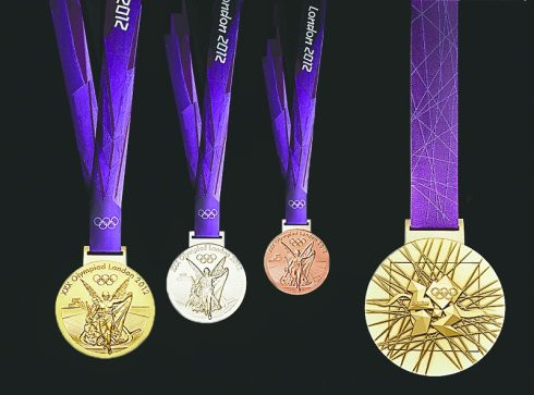 Số lượng HCV cũng như các hạng mục giải thưởng khác của đoàn thể thao TQ đều thua người Mỹ. Sau nhiều ngày liên tiếp đứng đầu bảng xếp hạng huy chương thành tích, đội TQ cuối cùng lại chịu xếp sau đội Mỹ. Xét về thực lực, đội TQ vẫn từng kém xa Mỹ ở những thập niên trước, và lần này tại London chỉ về nhì với 38 HCV trong tổng số 87 HC cũng có thể coi là một thành công mỹ mãn. Số lượng HCV cũng như các hạng mục giải thưởng khác của đoàn thể thao TQ đều thua người Mỹ. Sau nhiều ngày liên tiếp đứng đầu bảng xếp hạng huy chương thành tích, đội TQ cuối cùng lại chịu xếp sau đội Mỹ. Xét về thực lực, đội TQ vẫn từng kém xa Mỹ ở những thập niên trước, và lần này tại London chỉ về nhì với 38 HCV trong tổng số 87 HC cũng có thể coi là một thành công mỹ mãn.