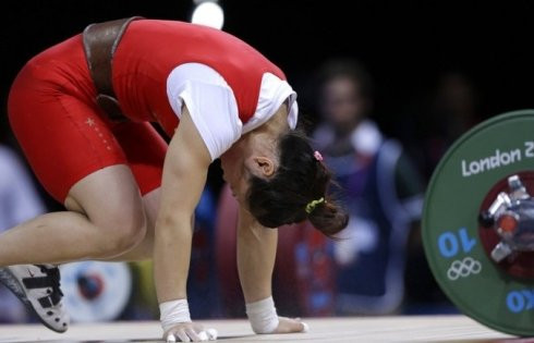 Giấc mơ vàng tại môn cử tạ thất bại nghiệt ngã. Cử tạ là một hạng mục vàng của đội TQ, đội VĐV cử tạ cũng được phong tặng là đội gặt hái vàng của TQ. Tại Olympic London, cử tạ TQ chỉ giành 5 HCV, 2 Bạc so với 8 vàng tại Olympic 2008 và trở thành dẫn đầu về cử tạ năm đó. Các hạng cân của cử tạ TQ đều có nhiều cơ hội giành HCV, thế nhưng hạng mục 53kg cho nữ, Chu Tuấn 3 lần chỉ nhấc được 95kg, còn hạng 75kg nam với Lục Vĩnh cũng chỉ đẩy được 205kg sau 3 lần cử đẩy đã thất bại hoàn toàn. Giấc mơ vàng tại môn cử tạ thất bại nghiệt ngã. Cử tạ là một hạng mục vàng của đội TQ, đội VĐV cử tạ cũng được phong tặng là đội gặt hái vàng của TQ. Tại Olympic London, cử tạ TQ chỉ giành 5 HCV, 2 Bạc so với 8 vàng tại Olympic 2008 và trở thành dẫn đầu về cử tạ năm đó. Các hạng cân của cử tạ TQ đều có nhiều cơ hội giành HCV, thế nhưng hạng mục 53kg cho nữ, Chu Tuấn 3 lần chỉ nhấc được 95kg, còn hạng 75kg nam với Lục Vĩnh cũng chỉ đẩy được 205kg sau 3 lần cử đẩy đã thất bại hoàn toàn.