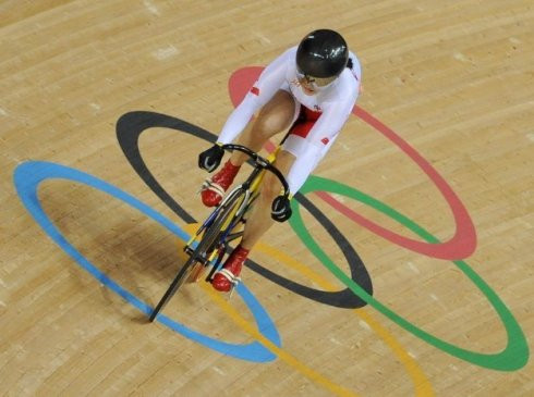 VĐV xe đạp phá vỡ kỷ lục Olympic Quách Sảng chỉ dừng lại với HCB. 4 năm trước tại Olympic Bắc Kinh, cô gái 22 tuổi Quách Sảng lần đầu tiên bước lên bục danh dự Olympic tuy chỉ với tấm HCĐ nhưng với Quách Sảng thì đó không phải là điều hối tiếc nhất vì tuổi đời cô còn khá trẻ. Và tại London, Quách Sảng 26 tuổi cùng đồng đội đã phá vỡ kỷ lục thế giới ngay tại vòng đầu và dự báo sẽ mang lại tấm HCV, đúng như dự đoán, tại vòng chung kết, cô gái này cùng đồng đội đã phá vỡ kỷ lục thế giới. Thế nhưng, các trọng tài đã bóp nghẹt giấc mơ HCV của Quách Sảng bằng một tấm HCB. Rút cuộc, cô chỉ mang về được một HCB và một HCĐ. VĐV xe đạp phá vỡ kỷ lục Olympic Quách Sảng chỉ dừng lại với HCB. 4 năm trước tại Olympic Bắc Kinh, cô gái 22 tuổi Quách Sảng lần đầu tiên bước lên bục danh dự Olympic tuy chỉ với tấm HCĐ nhưng với Quách Sảng thì đó không phải là điều hối tiếc nhất vì tuổi đời cô còn khá trẻ. Và tại London, Quách Sảng 26 tuổi cùng đồng đội đã phá vỡ kỷ lục thế giới ngay tại vòng đầu và dự báo sẽ mang lại tấm HCV, đúng như dự đoán, tại vòng chung kết, cô gái này cùng đồng đội đã phá vỡ kỷ lục thế giới. Thế nhưng, các trọng tài đã bóp nghẹt giấc mơ HCV của Quách Sảng bằng một tấm HCB. Rút cuộc, cô chỉ mang về được một HCB và một HCĐ.